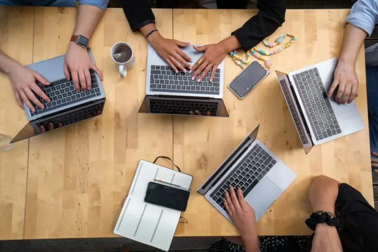 Laptops auf einem Tisch während einer Besprechung über IT-Infrastruktur